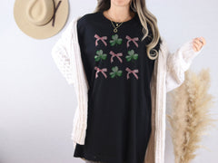 Coquette Clover T-Shirt, Bow St Patrick Shirt, Bow Clover Tee, St Patrick T-Shirt Gift, Cute St Patrick Tee, Irish Mom Gift, Lucky Tshirt